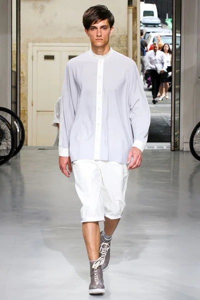 Look 16